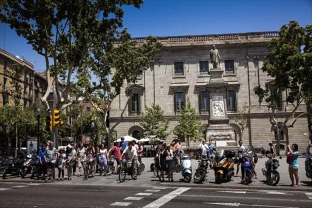 Imagen de la plaza dedicada a Antonio López y López, con una estatua en su honor, en el distrito de Ciutat Vella. Imagen de la plaza dedicada a Antonio López y López, con una estatua en su honor, en el distrito de Ciutat Vella.