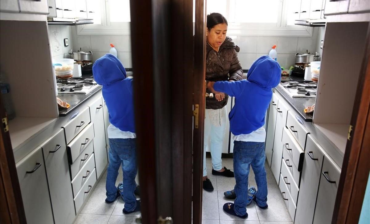 Una mujer amenazada de desahucio con su hijo, en un piso de Ciutat Meridiana.