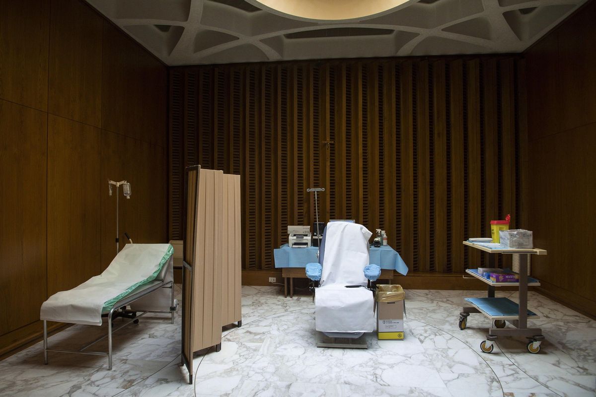 Fotografía cedida por Vatican Media de la sala donde el Papa Francisco ha sido vacunado contra el coronavirus. Fotografía cedida por Vatican Media de la sala donde el Papa Francisco ha sido vacunado contra el coronavirus.