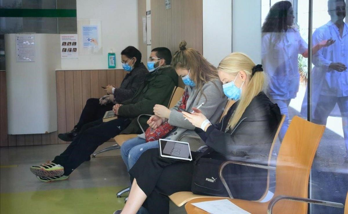 Pacientes con mascarillas ante el riesgo de coronavirus en las urgencias del Hospital Clínic de Barcelona. Pacientes con mascarillas ante el riesgo de coronavirus en las urgencias del Hospital Clínic de Barcelona.