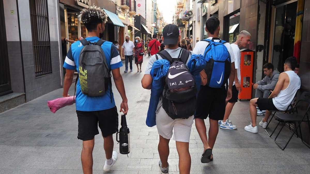 Tres jóvenes pasean por la calle del Mar de Badalona al volver de la playa. Tres jóvenes pasean por la calle del Mar de Badalona al volver de la playa.