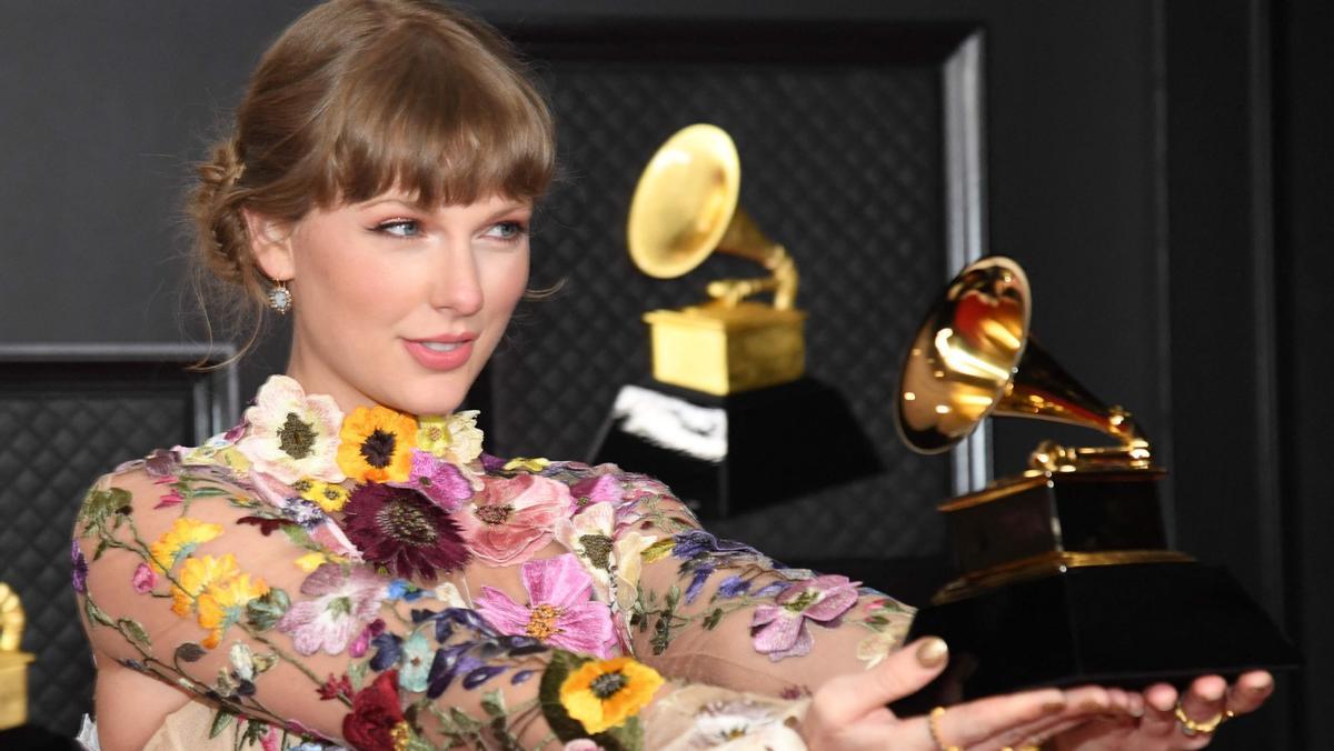 Taylor Swift, la ganadora al mejor álbum por ’Folklore’, en la 63ª edición de los Grammy, en Los Ángeles.