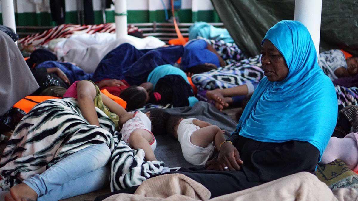Inmigrantes rescatados por el ’Open Arms’ continúan a la espera de un puerto seguro.