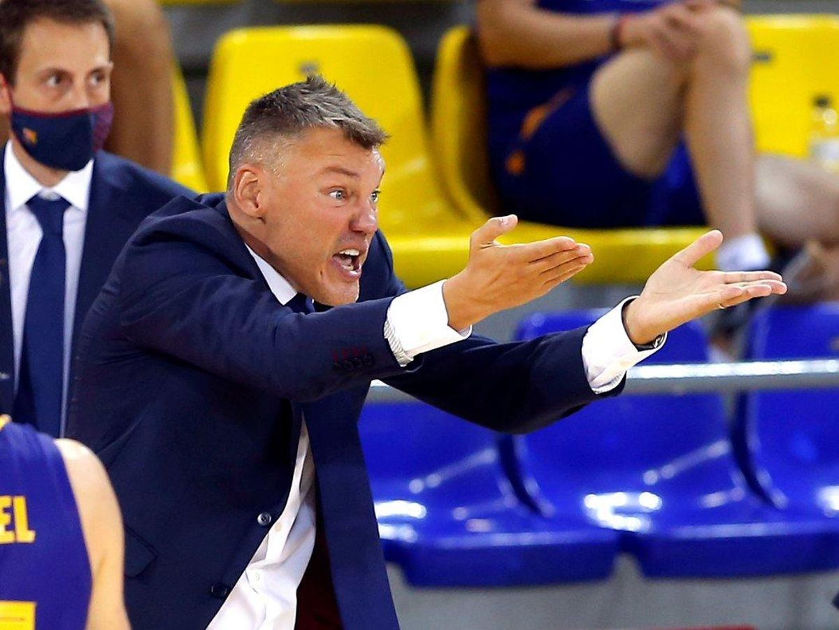 Sarunas Jasikevicius da instrucciones en su debut liguero como entrenador en el Palau Blaugrana. Sarunas Jasikevicius da instrucciones en su debut liguero como entrenador en el Palau Blaugrana.