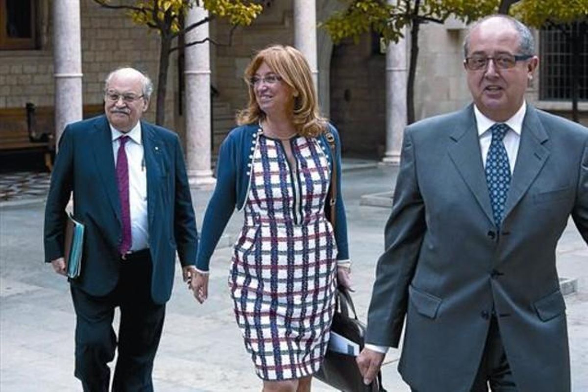 El ’conseller’ de Economía, Andreu Mas-Colell, tras los ’consellers’ Irene Rigau y Felip Puig, ayer entrando a la reunión del Govern. El ’conseller’ de Economía, Andreu Mas-Colell, tras los ’consellers’ Irene Rigau y Felip Puig, ayer entrando a la reunión del Govern.