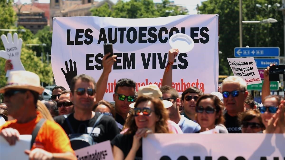 Protestas de las autoescuelas por la falta de examinadores, hace dos años, en Madrid. Protestas de las autoescuelas por la falta de examinadores, hace dos años, en Madrid.
