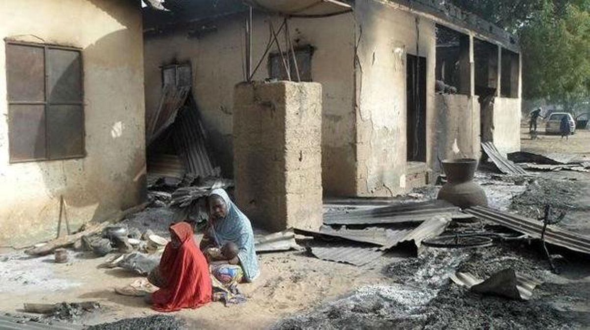 Una mujer vela el cadáver de su marido tras el ataque de Boko Haram en Dalori, en las afueras de Maiduguri, capital del estado de Borno, en Nigeria. Una mujer vela el cadáver de su marido tras el ataque de Boko Haram en Dalori, en las afueras de Maiduguri, capital del estado de Borno, en Nigeria.