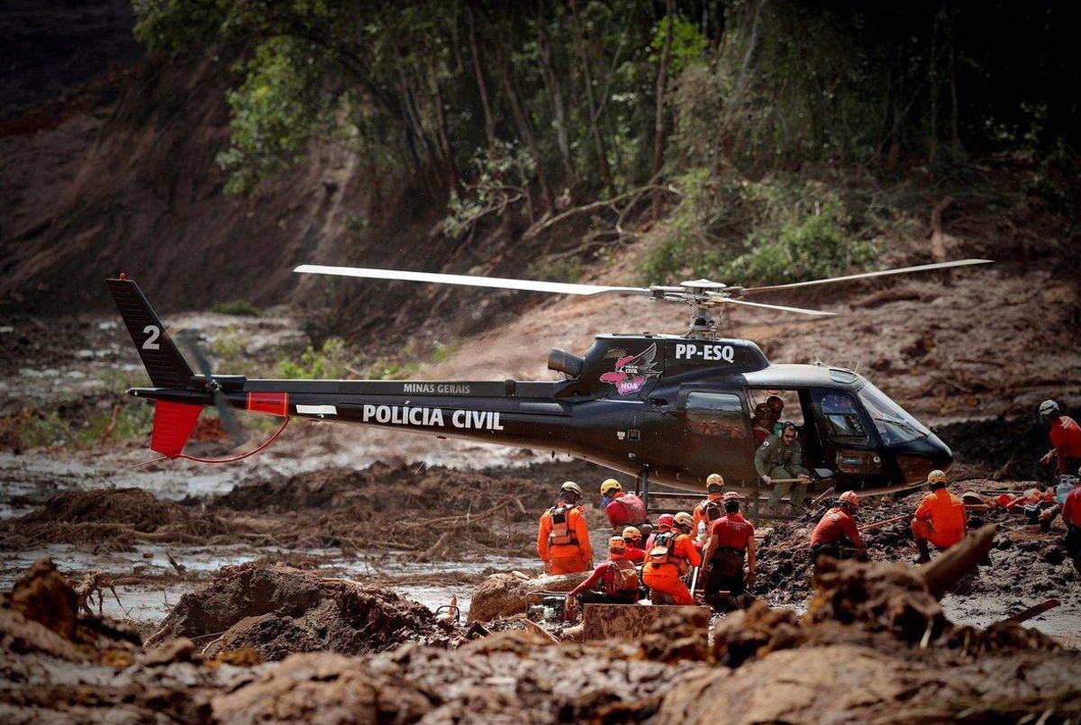 Bomberos y miembros de la policia trabajan en el rescate de las victimas de la ruptura de una presa en Brasil EFE Antonio Lacerda Bomberos y miembros de la policia trabajan en el rescate de las victimas de la ruptura de una presa en Brasil EFE Antonio Lacerda