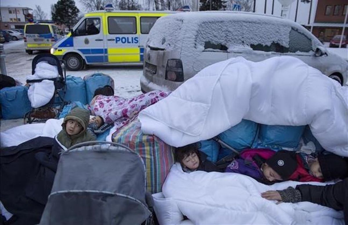 Niños refugiados sirios duermen a la intemperie en el exterior de una oficina de inmigración sueca en Marsta, en las afueras de Estocolmo, el 8 de enero. Niños refugiados sirios duermen a la intemperie en el exterior de una oficina de inmigración sueca en Marsta, en las afueras de Estocolmo, el 8 de enero.
