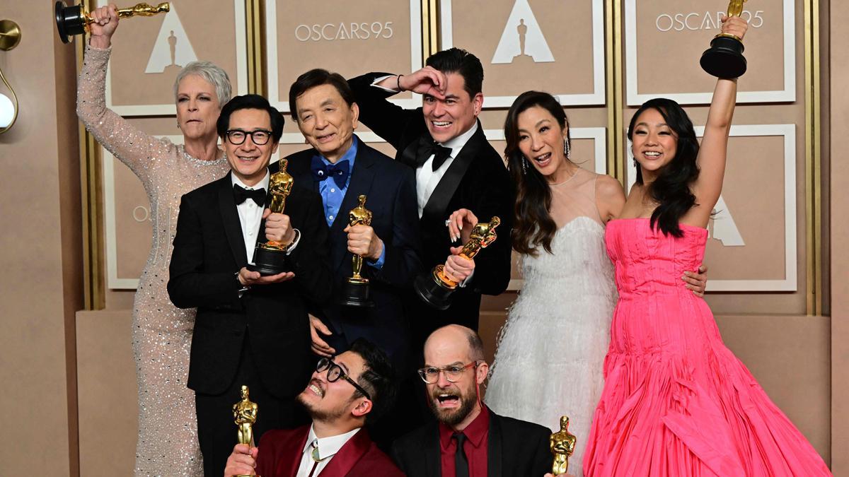 El equipo y los actores de ’Todo a la vez en todas partes’, con sus premios, al final de la ceremonia de los Oscar 2023. Michelle Yeoh (segunda por la derecha), Ke Huy Quan (segundo por la izquierda), Stephanie Hsu (derecha), Jamie Lee Curtis (izquierda), James Hong (tercero por la izquierda), Daniel Kwan (abajo, a la izquierda), Daniel Scheinert (abajo, a la derecha), Jonathan Wang (centro) posan con sus Oscar en la sala de prensa.