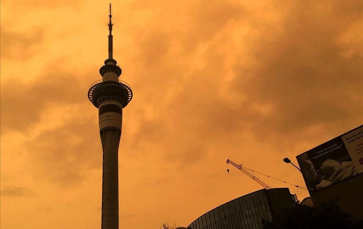 La silueta de la Sky Tower en Auckland (Nueva Zelanda) recortada contra un cielo naranja. La silueta de la Sky Tower en Auckland (Nueva Zelanda) recortada contra un cielo naranja.