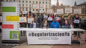 Les oenagés recullen firmes per demanar la regularització de 500.000 immigrants