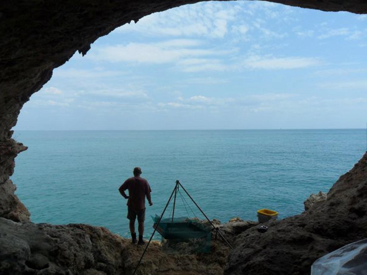 Un investigador explora el interior de la cueva de Gruta de Figueira Brava (Portugal). 