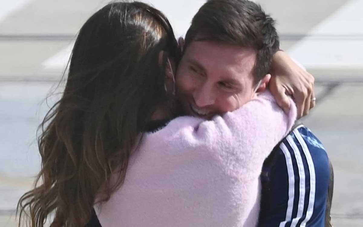 Messi abraza a su esposa, Antonella Rocuzzo, a su llegada a Rosario.