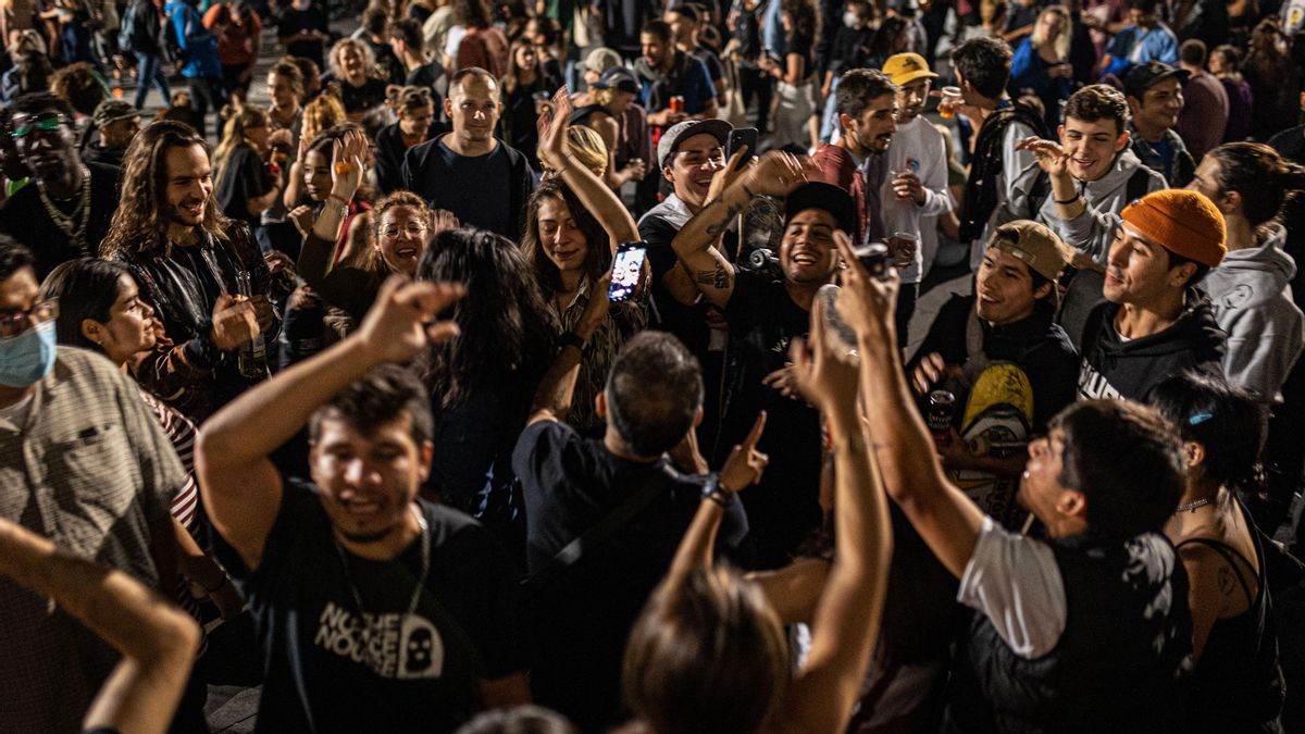Macrobotellón en la plaza de Espanya, la madrugada del viernes al sábado. Macrobotellón en la plaza de Espanya, la madrugada del viernes al sábado.