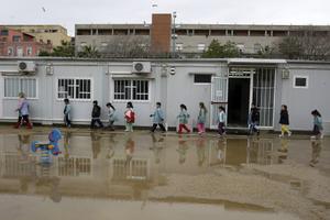 Imagen de archivo de un barracón escolar barcelonés en un día de lluvia.