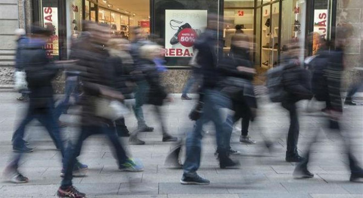 Comercios anuncian descuentos en el Portal de l’Àngel antes de las rebajas de enero. Comercios anuncian descuentos en el Portal de l’Àngel antes de las rebajas de enero.