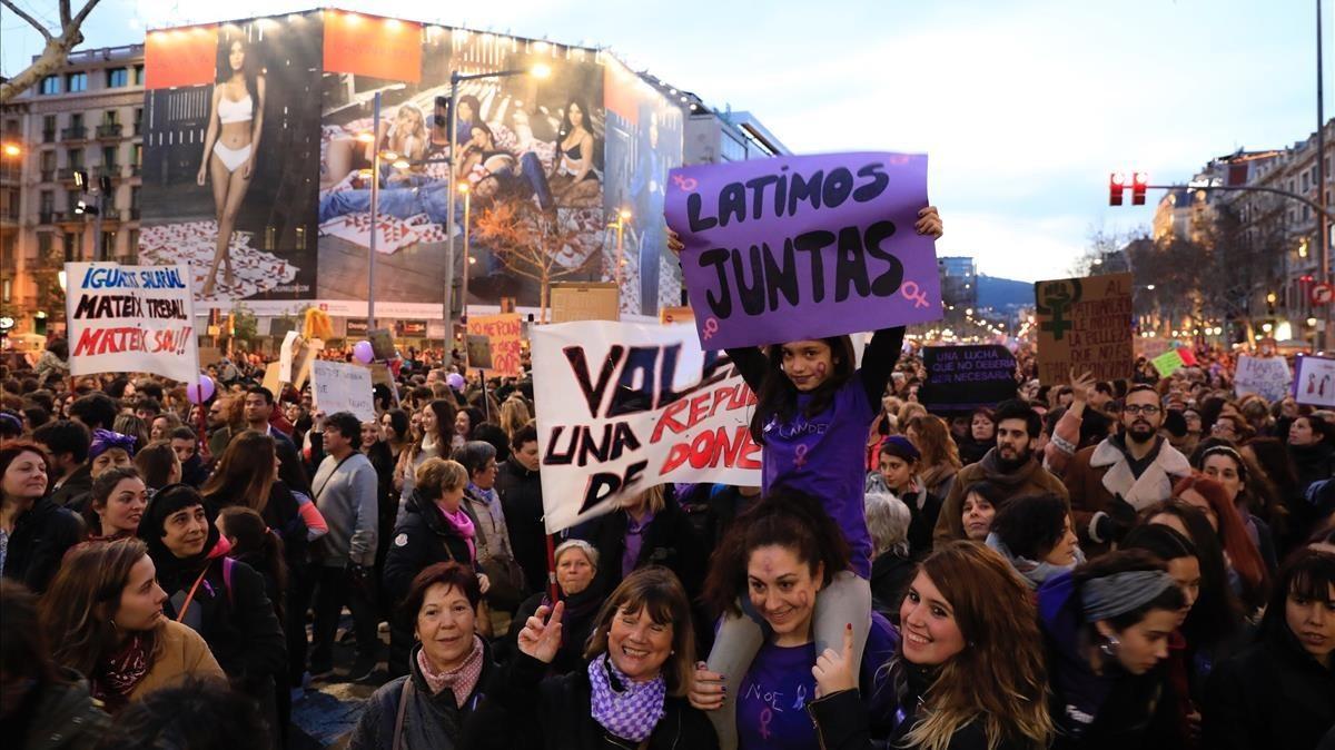 La manifestación feminista del 8-M de 2018 en Barcelona, en el paseo de Gràcia. La manifestación feminista del 8-M de 2018 en Barcelona, en el paseo de Gràcia.