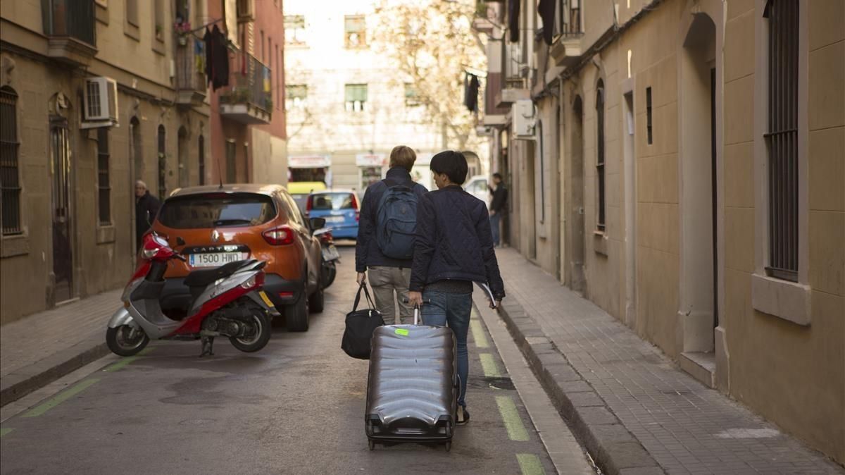 Turistas con maletas por las calles de la Barceloneta. Turistas con maletas por las calles de la Barceloneta.