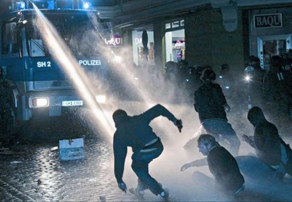 La policía alemana carga con cañones de agua contra manifestantes en Hamburgo, en septiembre del 2009. La policía alemana carga con cañones de agua contra manifestantes en Hamburgo, en septiembre del 2009.