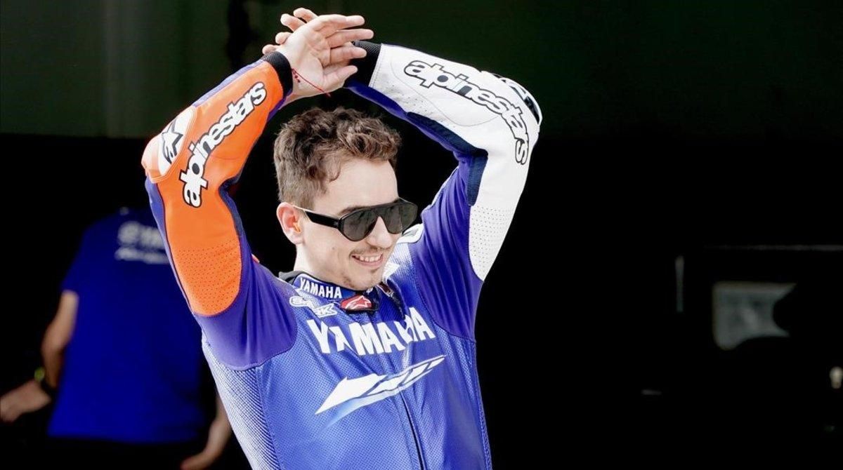 Jorge Lorenzo se ha dedicado hoy, en Sepang (Malasia), a lucir su nuevo mono de probador de Yamaha, pero sin subirse a la M1. Jorge Lorenzo se ha dedicado hoy, en Sepang (Malasia), a lucir su nuevo mono de probador de Yamaha, pero sin subirse a la M1.
