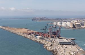 La galería submarina de servicios conectará el Moll de l’Energia, a la derecha, y el Adossat, a la izquierda.