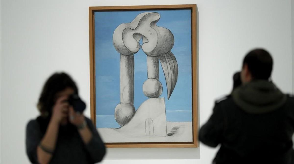 ’Figuras al borde del mar I’ (1932), uno de los óleos de Picasso en los que aparecen cuerpos agigantados y distorsionados.  