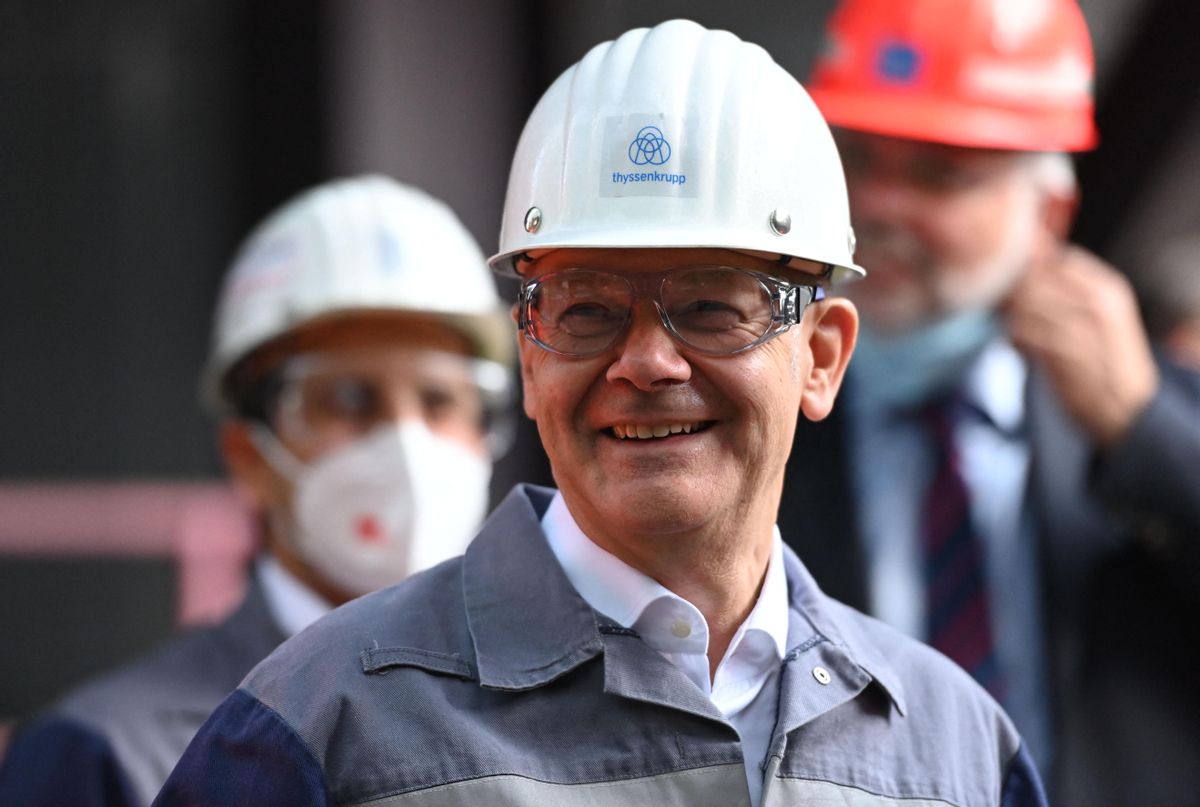 El ministro de Finanzas, vicecanciller y candidato del SPD a la cancillería, Olaf Scholz, sonríe durante una visita a una fábrica en Duisburg. El ministro de Finanzas, vicecanciller y candidato del SPD a la cancillería, Olaf Scholz, sonríe durante una visita a una fábrica en Duisburg.