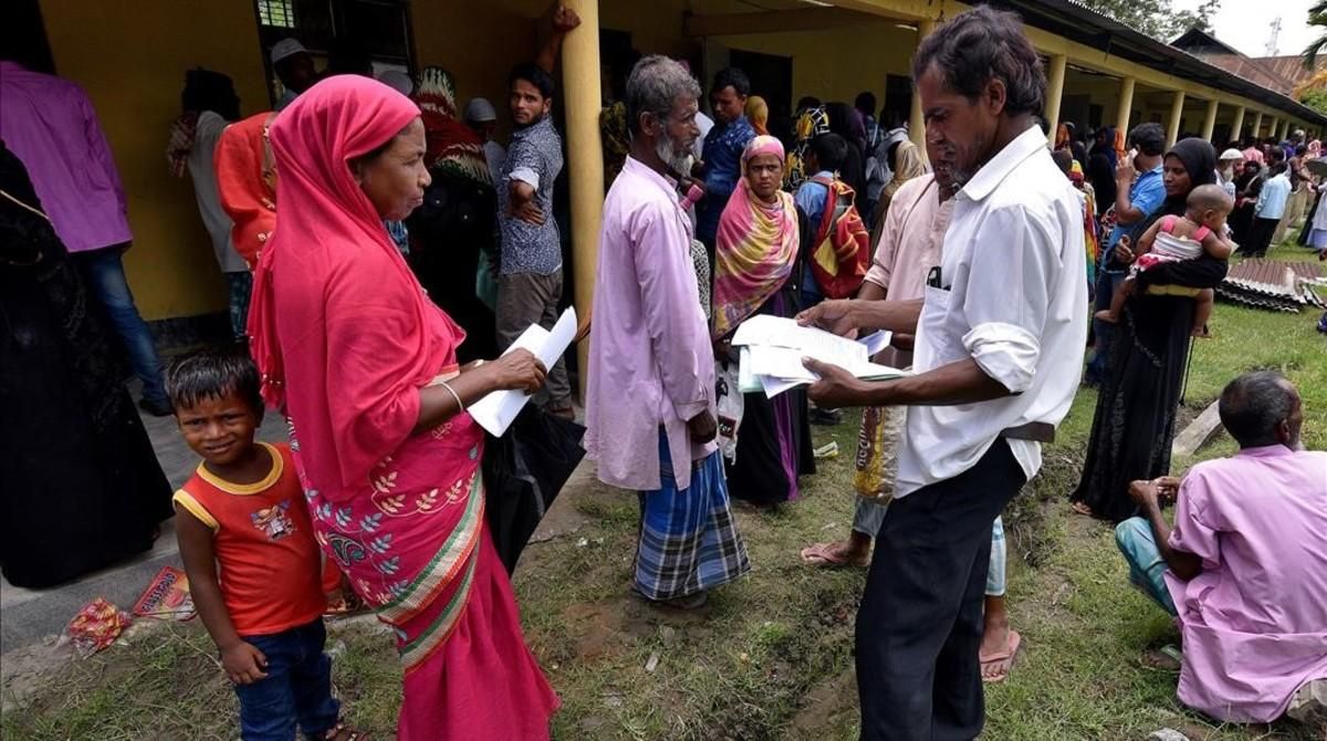 Un grupo de personas ante un centro para el censo en el estado de Assam. Un grupo de personas ante un centro para el censo en el estado de Assam.