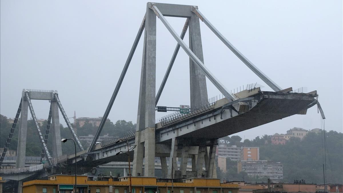Los escombros del puente que ha colapsado en Génova. 