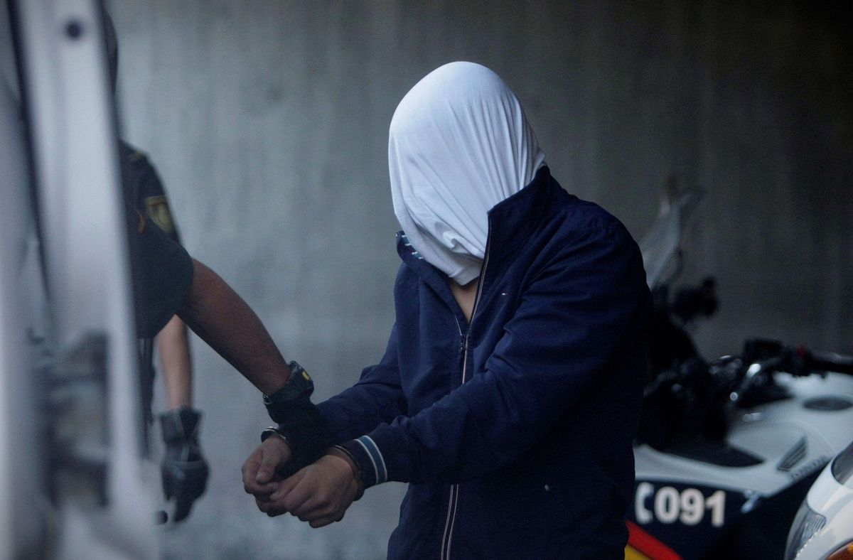 Agentes de la Guardia Civil conducen a uno de los cuatro detenidos por el homicidio de Samuel Luiz este viernes al interior de los juzgados de la Coruña. Agentes de la Guardia Civil conducen a uno de los cuatro detenidos por el homicidio de Samuel Luiz este viernes al interior de los juzgados de la Coruña.