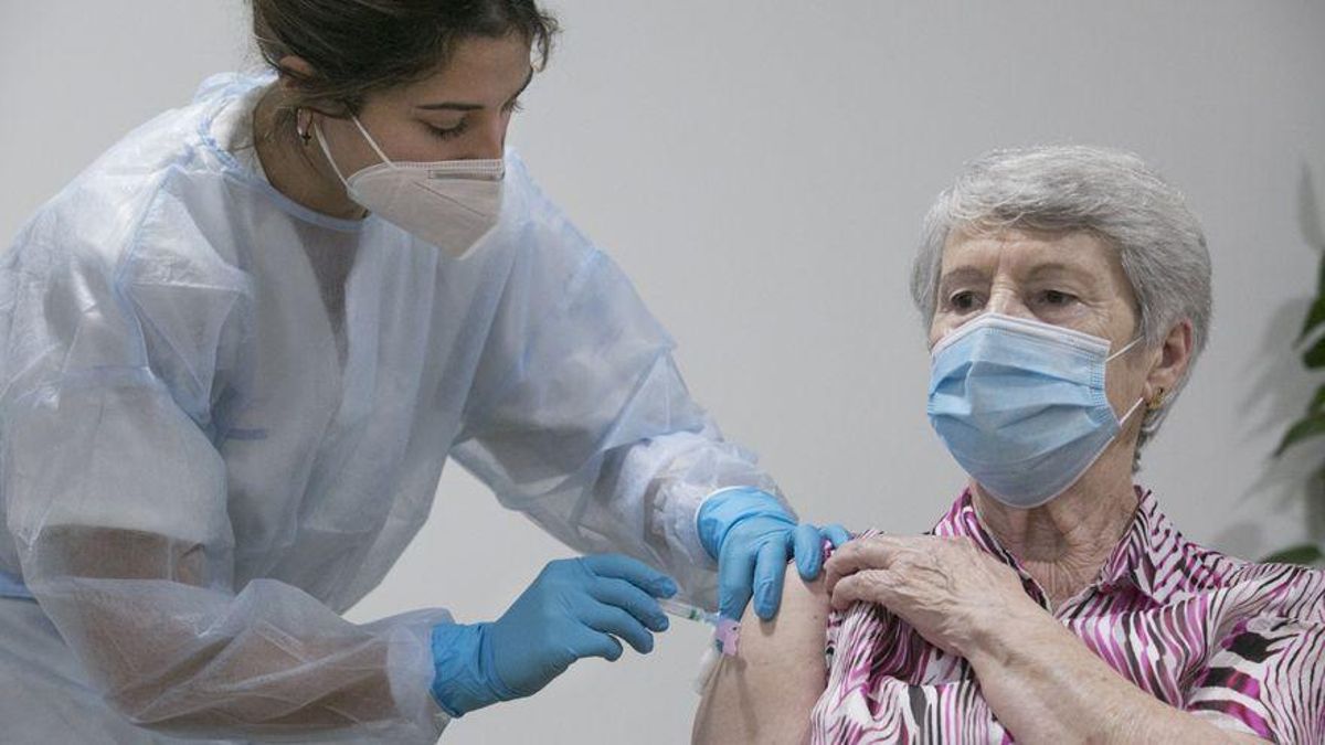 Una mujer recibe una vacuna. Una mujer recibe una vacuna.