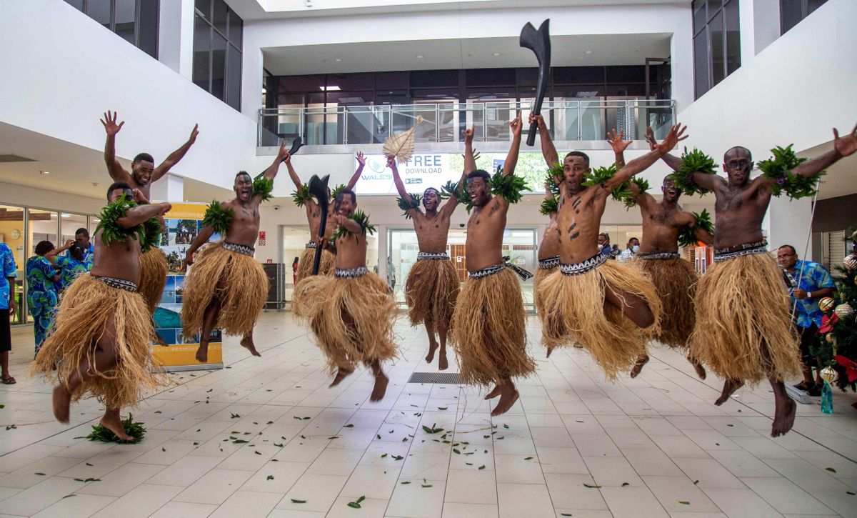Un grupo de bailarines tradicionales de Fiyi dan la bienvenida a los primeros viajeros que llegan a las islas desde que arrancó la pandemia. Un grupo de bailarines tradicionales de Fiyi dan la bienvenida a los primeros viajeros que llegan a las islas desde que arrancó la pandemia.