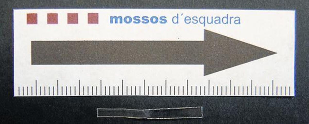MARCADORES TRANSPARENTES3 Sobre estas líneas, uno de los marcadores que usan los ladrones de pisos en una foto de los Mossos. A la izquierda, un chivato colocado en la ranura de una puerta, en otra imagen de la policía. MARCADORES TRANSPARENTES3 Sobre estas líneas, uno de los marcadores que usan los ladrones de pisos en una foto de los Mossos. A la izquierda, un chivato colocado en la ranura de una puerta, en otra imagen de la policía.
