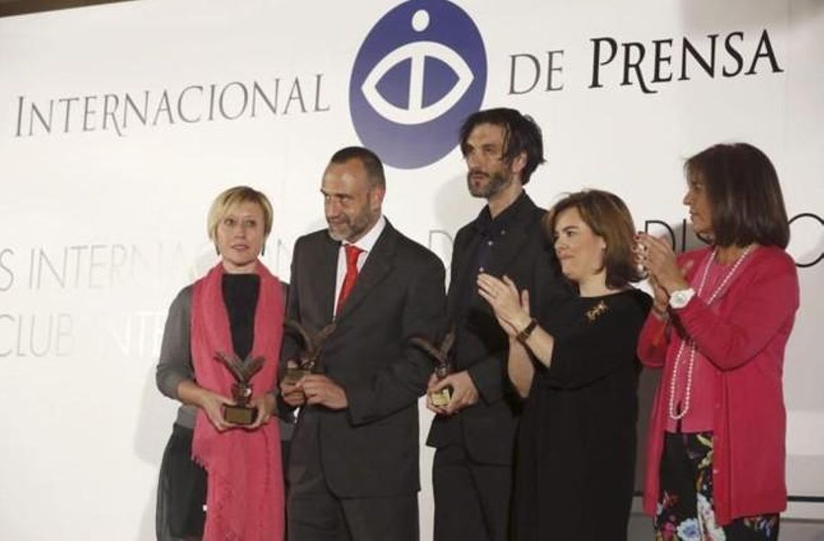 El corresponsal de EL PERIÓDICO, Marc Marginedas (izquierda) y el fotógrafo de ’El Mundo’, Ricardo García Vilanova, arropados por la vicepresidenta del Gobierno, Soraya Sáenz de Santamaría, y la alcaldesa de Madrid, Ana Botella (ambas a la derecha). El corresponsal de EL PERIÓDICO, Marc Marginedas (izquierda) y el fotógrafo de ’El Mundo’, Ricardo García Vilanova, arropados por la vicepresidenta del Gobierno, Soraya Sáenz de Santamaría, y la alcaldesa de Madrid, Ana Botella (ambas a la derecha).