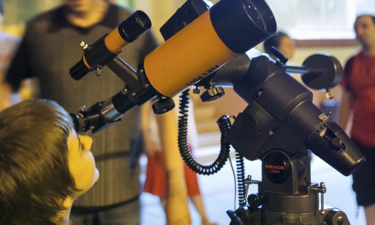 Parets programa la nueva temporada de sesiones de astronomía para público adulto e infantil