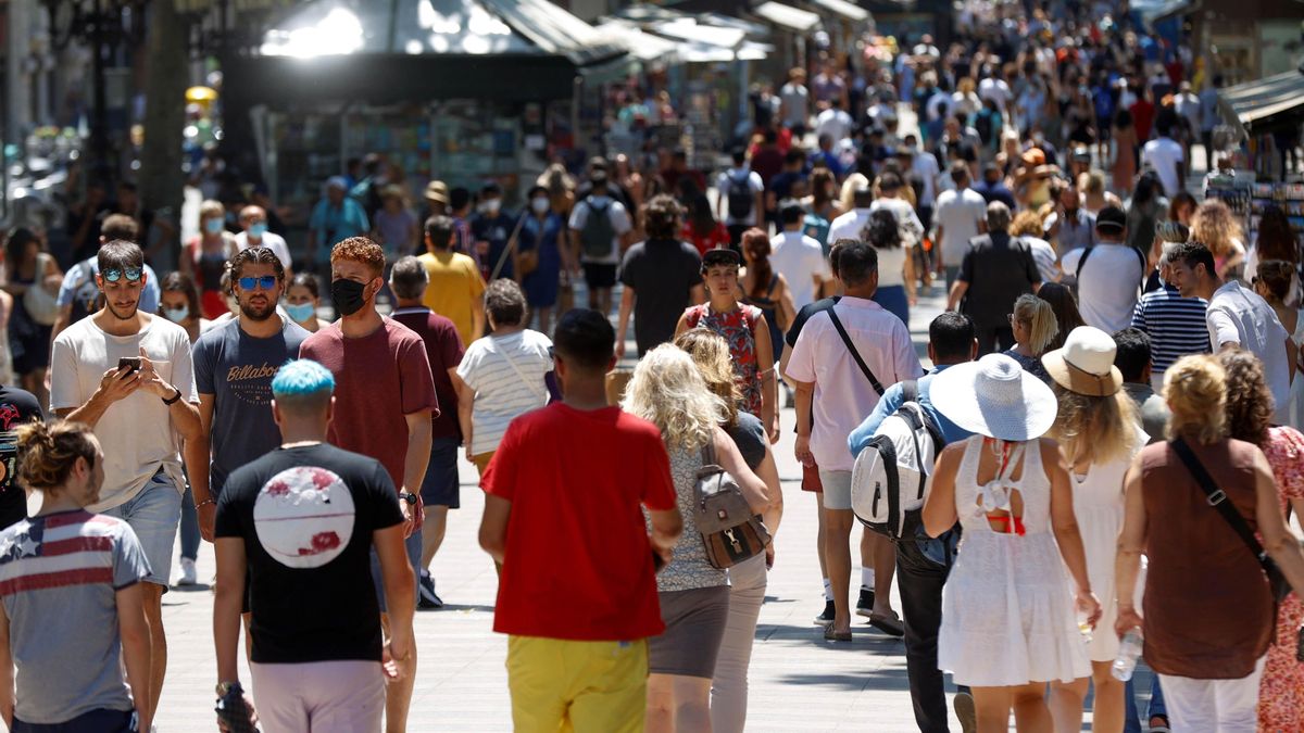 La Rambla, este sábado a mediodía, con transeúntes con mascarilla y otros que no la llevaban. La Rambla, este sábado a mediodía, con transeúntes con mascarilla y otros que no la llevaban.