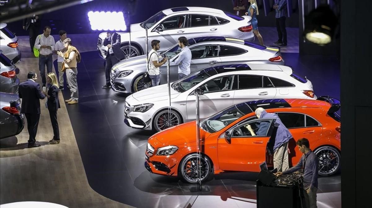 Un aspecto del Salón Automobile en su jornada inaugural. Un aspecto del Salón Automobile en su jornada inaugural.