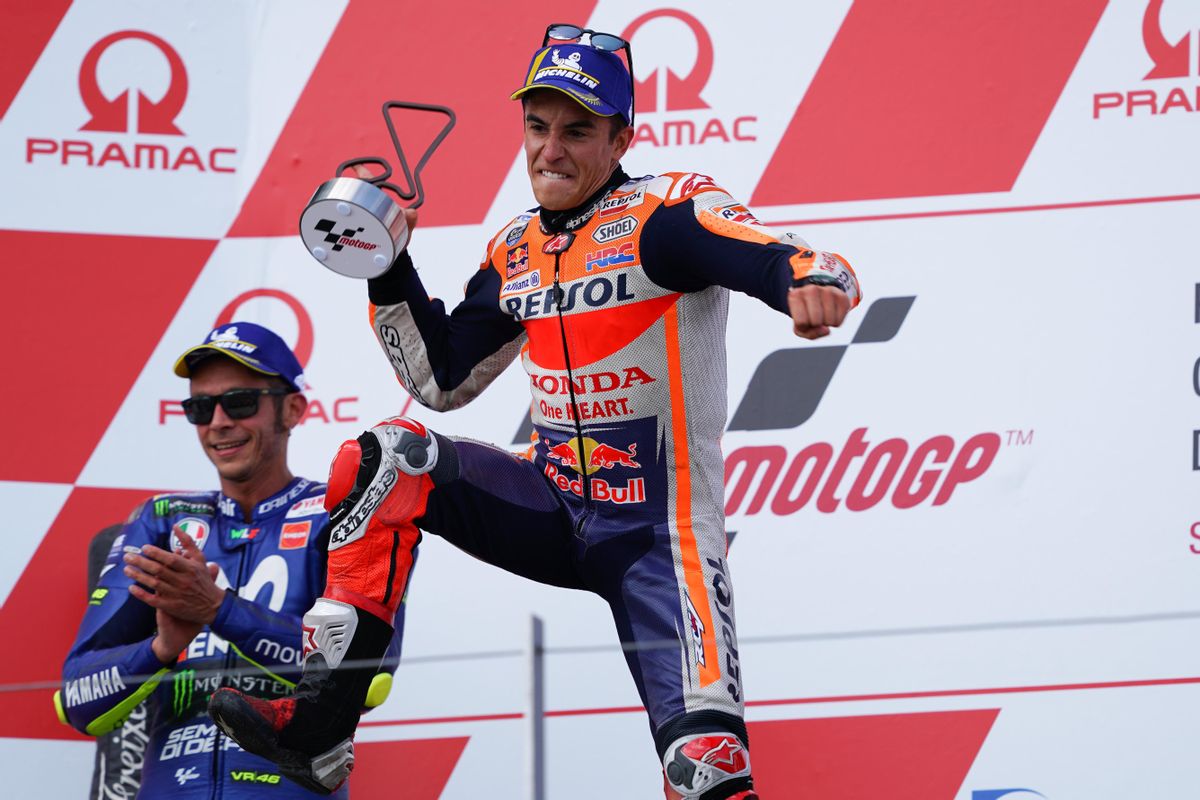 Marc Márquez (Honda) celebra su triunfo en Sachsenring, en el 2018, por delante de Valentino Rossi (Yamaha). Marc Márquez (Honda) celebra su triunfo en Sachsenring, en el 2018, por delante de Valentino Rossi (Yamaha).