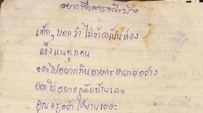 Una de las cartas escritas por los menores atrapados en la cueva al norte de Tailandia.