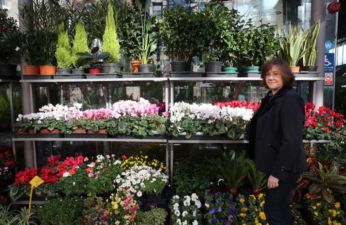 Claudia Casanova, ante la tienda de Flores Navarro en el mercado de la Concepció. Claudia Casanova, ante la tienda de Flores Navarro en el mercado de la Concepció.