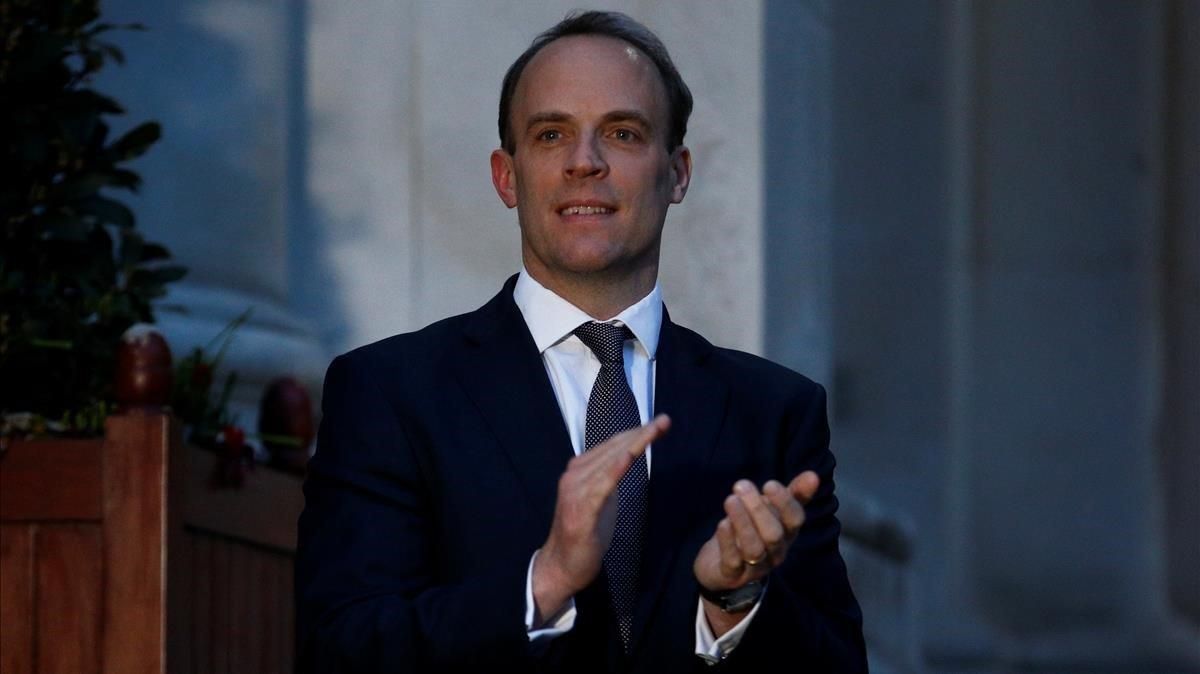 Dominic Raab participa este jueves en el aplauso nacional al personal sanitario bitránico. Dominic Raab participa este jueves en el aplauso nacional al personal sanitario bitránico.