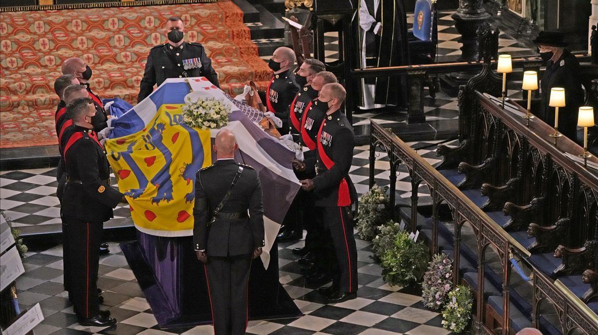 La reina Isabel II, en la Capilla de St George durante el funeral del duque de Edimburgo.