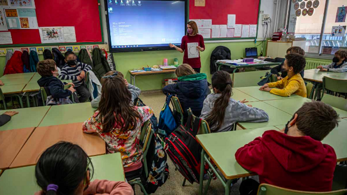 Una profesora imparte clase en la escuela Diputació de Barcelona. Una profesora imparte clase en la escuela Diputació de Barcelona.