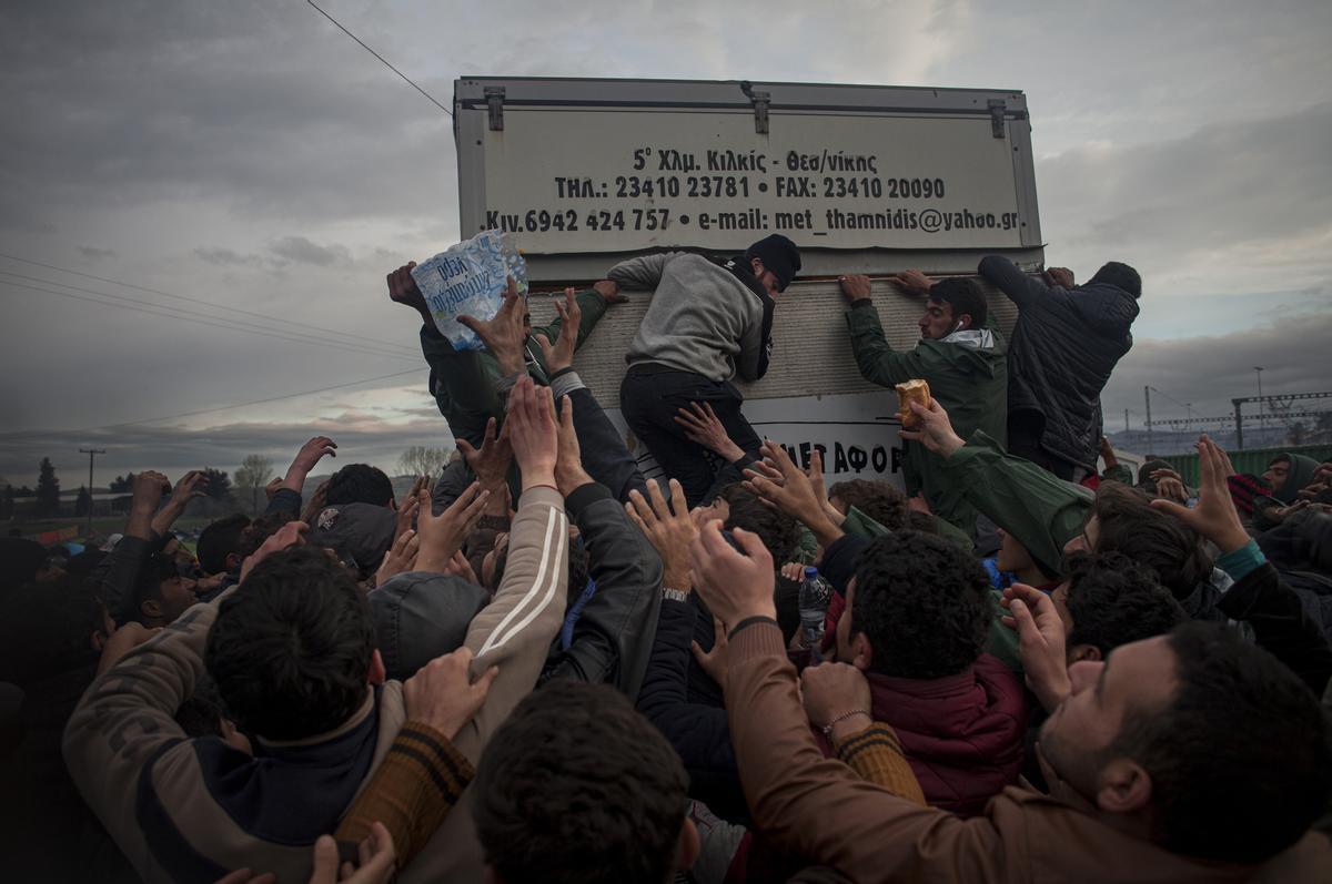 ’La otra frontera’. En la pequeña población de Idomeni, en marzo del 2016, quedaban atrpadas14.000 personas en tránsito hacia Europa. Debido al cierre de esta frontera que ordenó el gobierno de Macedonia, estas personas malvivieron durante meses sin comida y sin electricidad, bajo la lluvia.