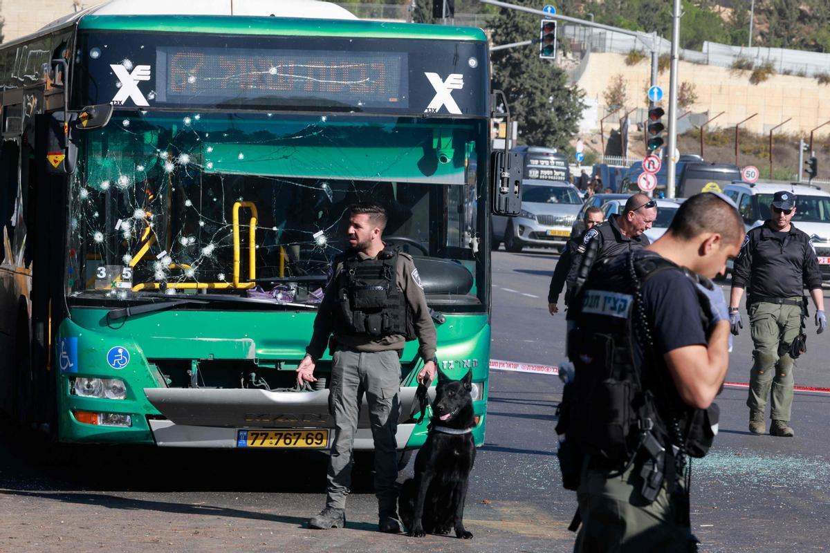 La policía de Israel inspecciona el bus de Jerusalén en el que ha explotado uno de los dos artefactos.