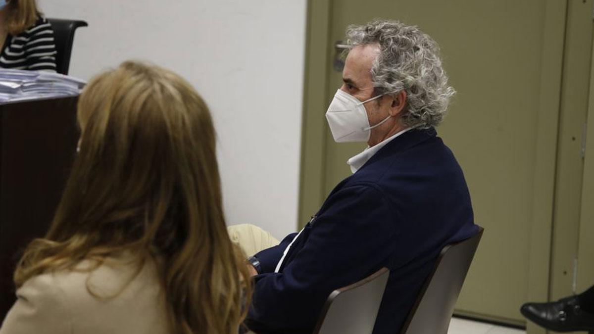 El escritor Ildefonso Falcones, en el banquillo. El escritor Ildefonso Falcones, en el banquillo.