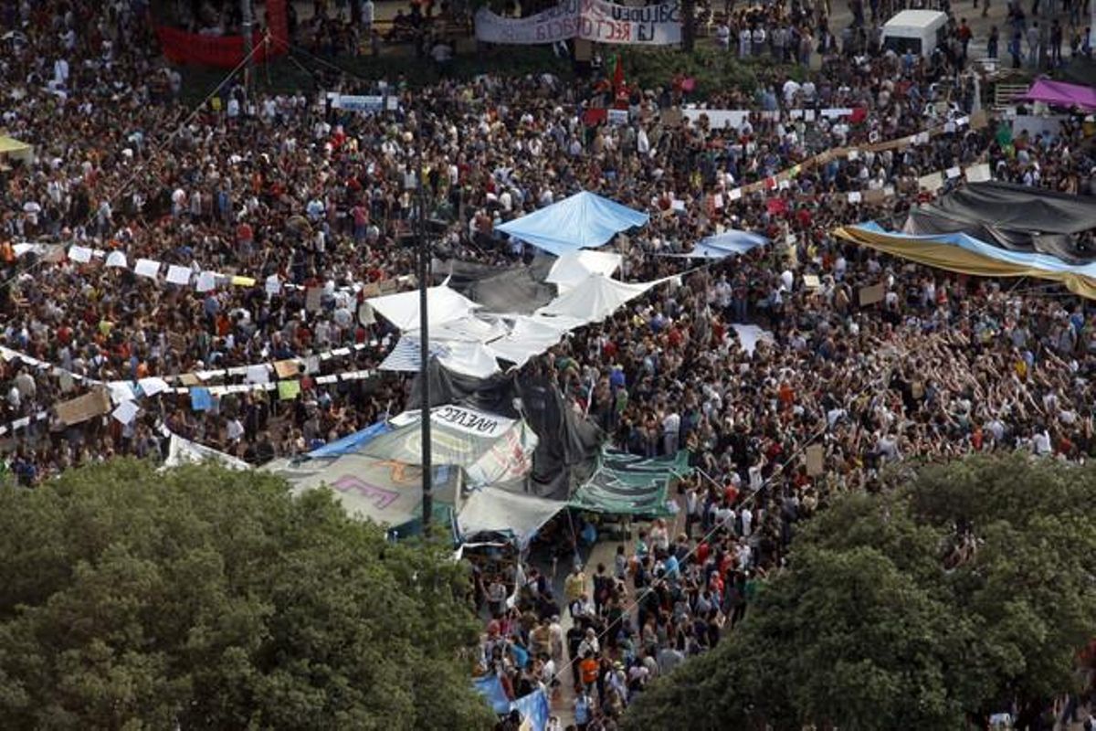 El desallotjament de la plaça de Catalunya, vist per Julio Carbó. El desallotjament de la plaça de Catalunya, vist per Julio Carbó.