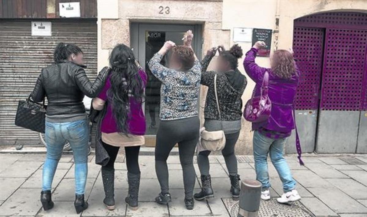 Un grupo de prostitutas baila durante la jornada contra la violencia.