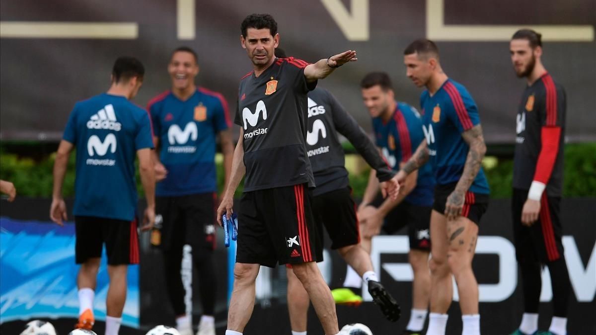 Hierro dirige el entrenamiento en la academia de Krasnodar antes del duelo con Rusia. Hierro dirige el entrenamiento en la academia de Krasnodar antes del duelo con Rusia.